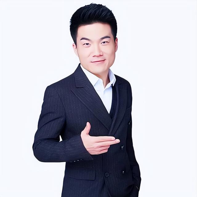 官媒发文，高调官宣32岁董宇辉喜讯，全网恭喜，终于等到这一天