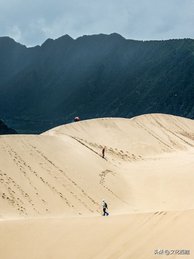 对不起，这看日照金山、流星、沙漠和雪山同框的宝藏地，我写晚了！
