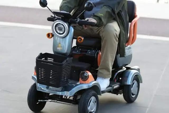 专坑老年人的电动车！央视点名批评老头乐，一年收入买的竟是玩具