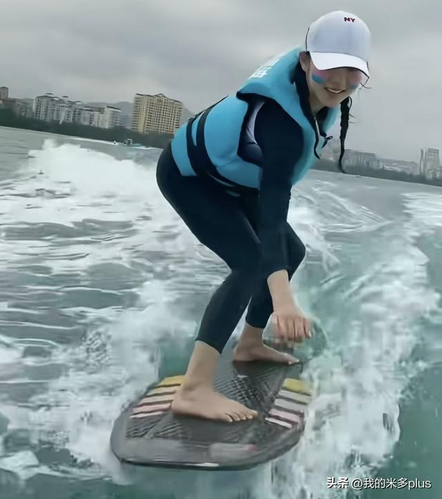 马龙老婆出海度假，35岁夏露扎麻花辫，站冲浪板上比心，好甜