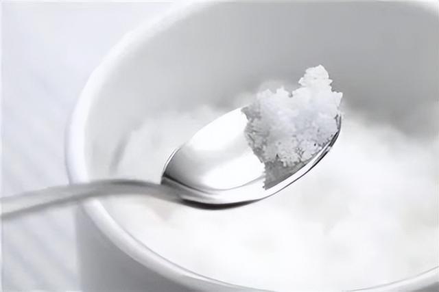 医生发现：坚持用盐水漱口的人，咽喉可能正在发生这5个积极变化