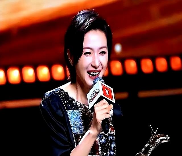 因长的太漂亮，七次拒绝导演“要求”被封杀，如今43岁凭实力走红