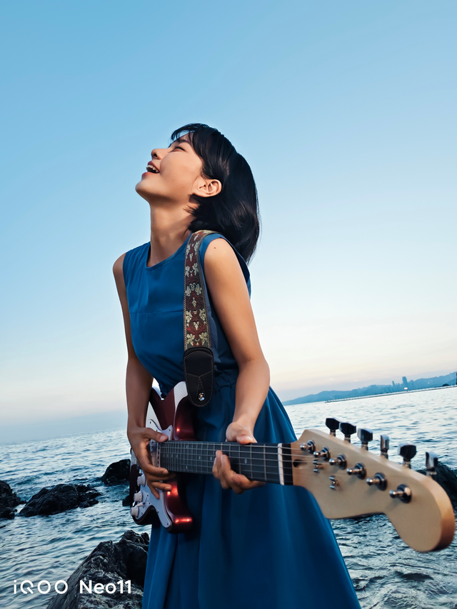 2K屏双芯游戏神机 “超神标准版”iQOO Neo11 2599元起售