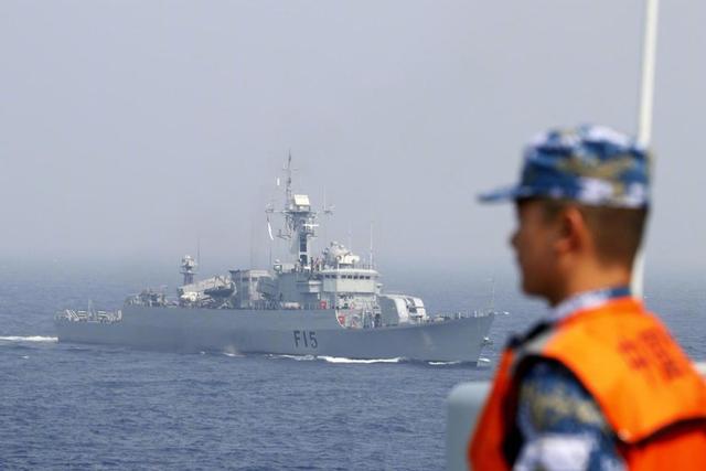 局势已恶化，10国踩踏中国红线，中方枪打出头鸟，菲必须付出代价