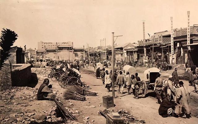 1904年，王维勤被活剐凌迟时一张罕见留影，脸面向人群充满绝望