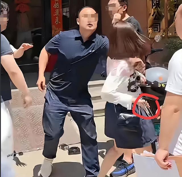 太猖狂！记者被打后续：警方介入，厂家底裤被扒光，这下摊上事了