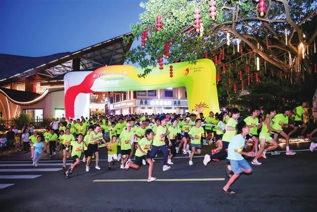 登山夜跑享清凉 夜游三亚更惬意