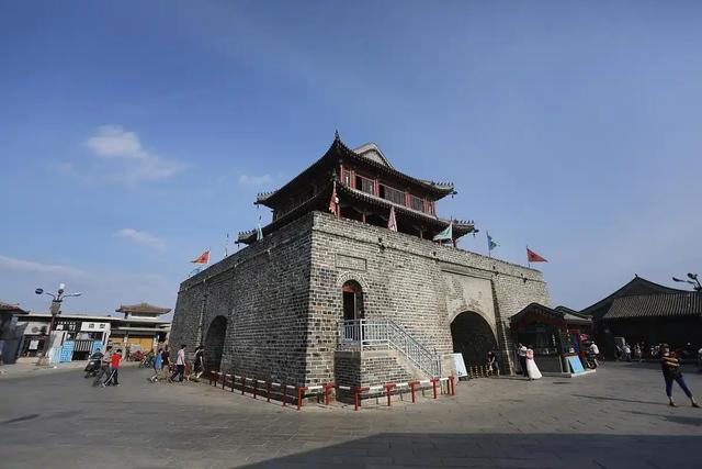 兴城逆袭，3桶油漆引亿次曝光，泳装与影视的结合盘活小城文旅？