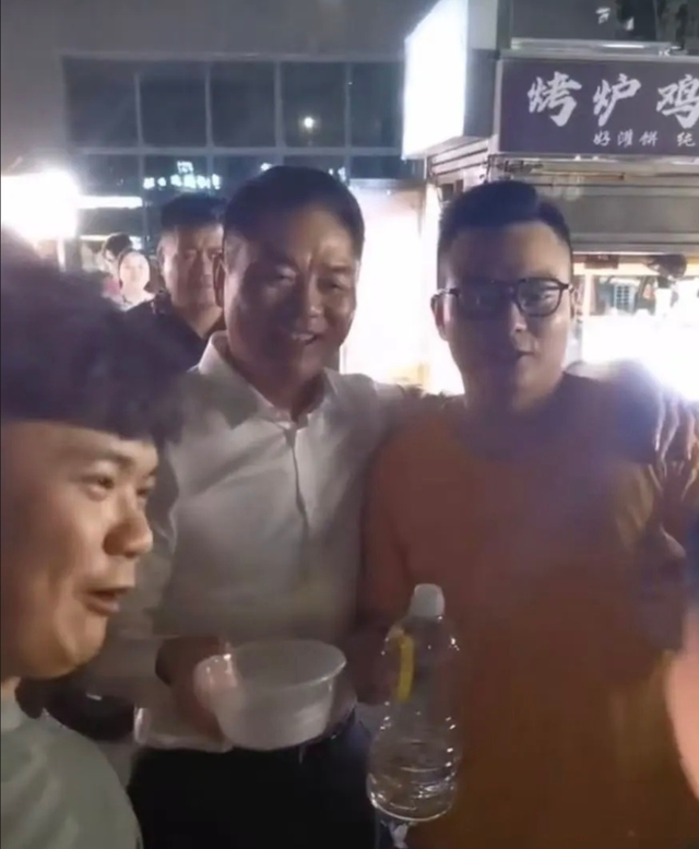 刘强东现身宿迁夜市，端着塑料碗与老乡搂肩共饮，比雷军还亲民！