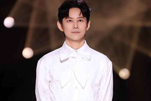 51岁主持人何炅：无妻无女、与保姆相伴，如今终于与自己和解