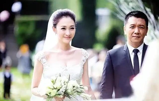 吃梅婷6年软饭，“出轨”李小冉惨遭断手断脚，今与梅婷天差地别