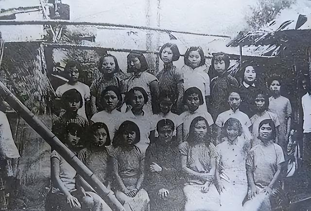 1915年，军阀王德庆娶了15岁的少女当妾室	，两年后王德庆身亡