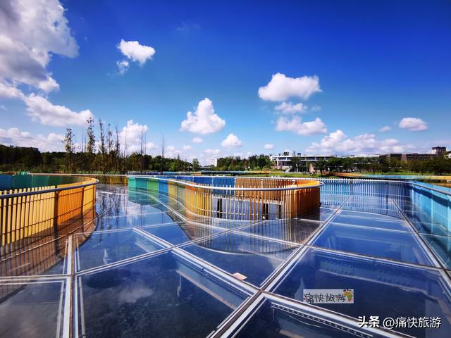 这座自贡宝藏公园不仅有水上玻璃栈道，更有“水帘长廊”瀑布！