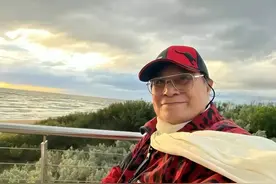 90岁“纣王”心衰去世，晚年改国籍移民澳洲，妻子神似“妲己”图片