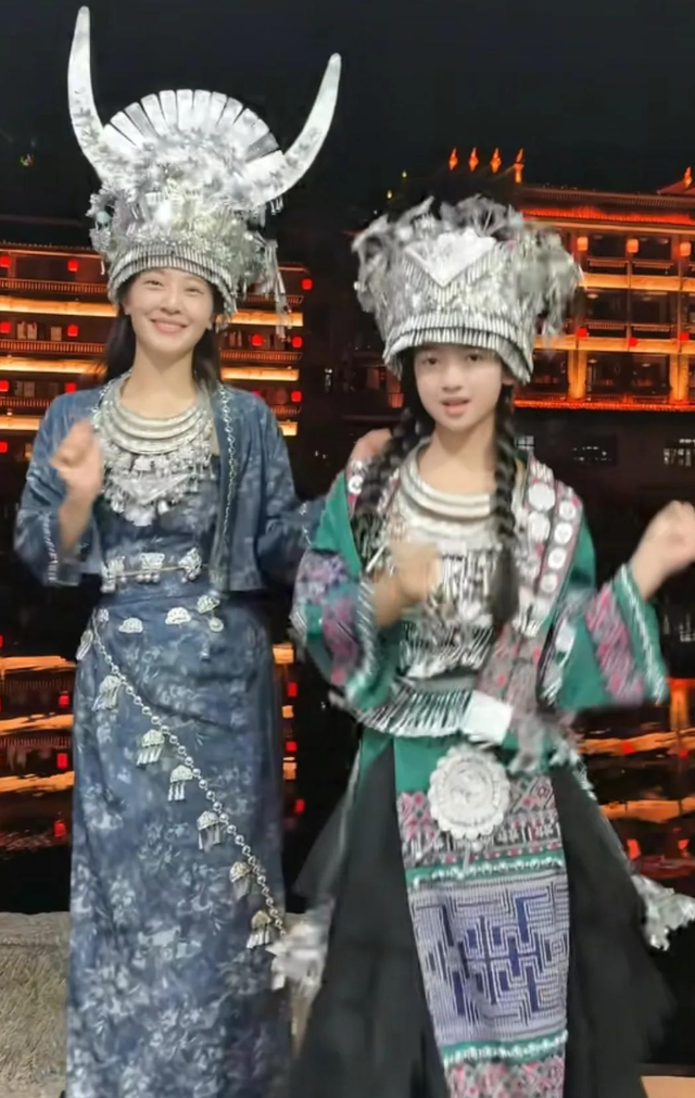 47岁聂远一家回贵州，11岁女儿和妈妈共用一张脸，长得真漂亮