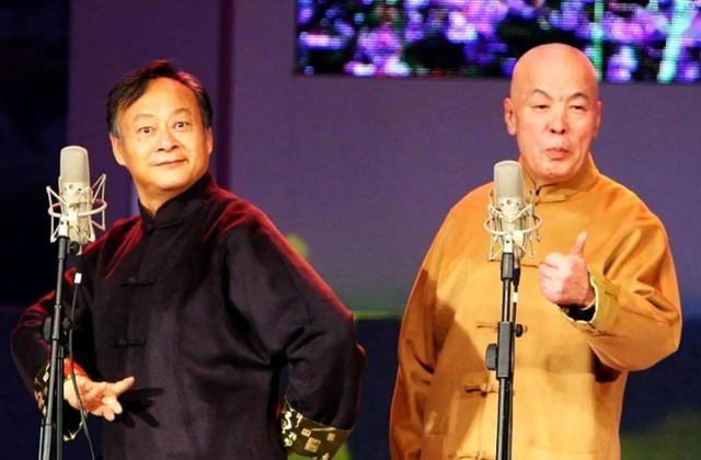 五位相声名家双节聚会！于谦师父辈分高却站着，四位搭档已去世
