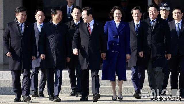 被59岁韩国第一夫人惊艳到！穿蓝大衣访问北京，皮肤白皙越活越美