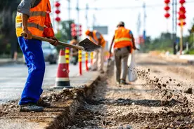 为什么公路养护员月入2千，却没人离职？站长：他们都是明白人图片