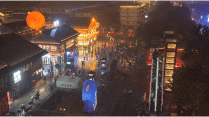 伞下热情，驱散秋寒丨雨中的邯郸道演出不停 游客热情不减！