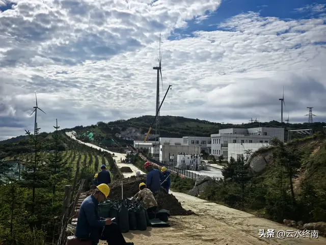 驱车走秦岭大梁高山草甸“风车天路”，走了那么长的路，值不值？