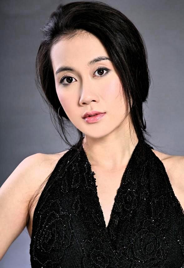 满脸小家子气就别演贵妇！温峥嵘一出手，才是真正的“豪门太太”