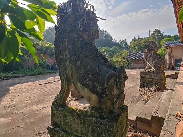重庆巴南山中藏有一座荒废寺庙，破败不堪，门口石狮守护几百年