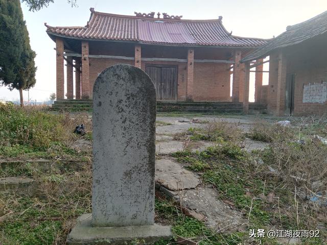 邓州林扒镇茱萸寺旁，发现古碑刻和两座石板桥，历史文化厚重