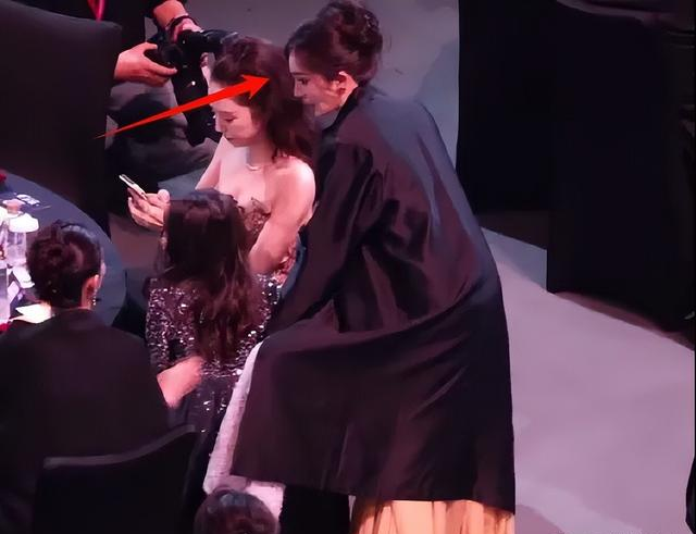 杨幂三次活动碰到魏大勋，每次都偷瞄男方，她为何会显得意难平？