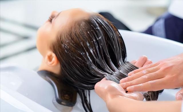 上海一女子用“硫磺皂”洗头	，坚持半年后，出现了这4个变化