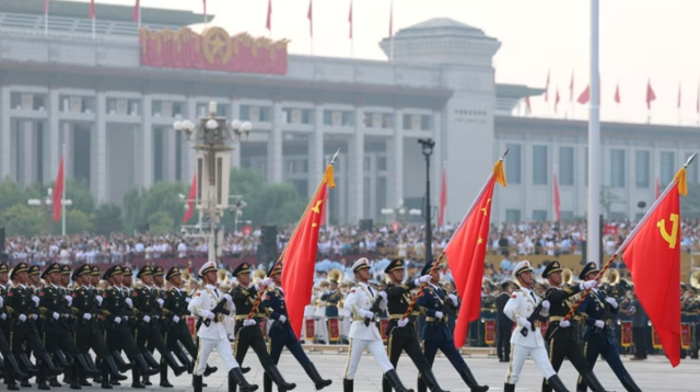 中俄朝并肩站C位，印尼总统最后一刻赶到，26国领导人欢聚一堂