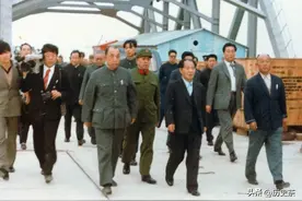 1984年，胡耀邦同志曾来日照港视察，这些珍贵镜头你见过吗？图片