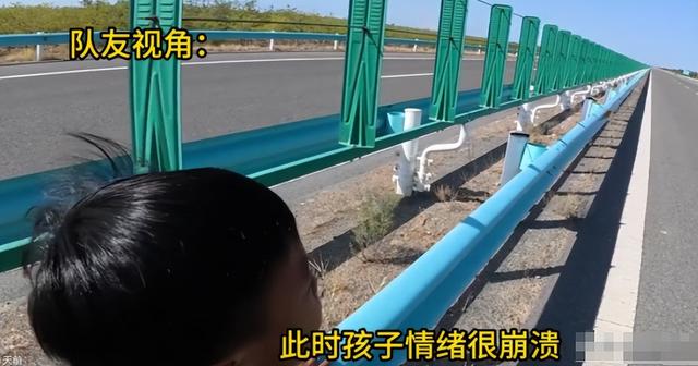 亲爹把儿子扔新疆国道上，妈妈烈日徒步1.5公里寻找，后续更寒心