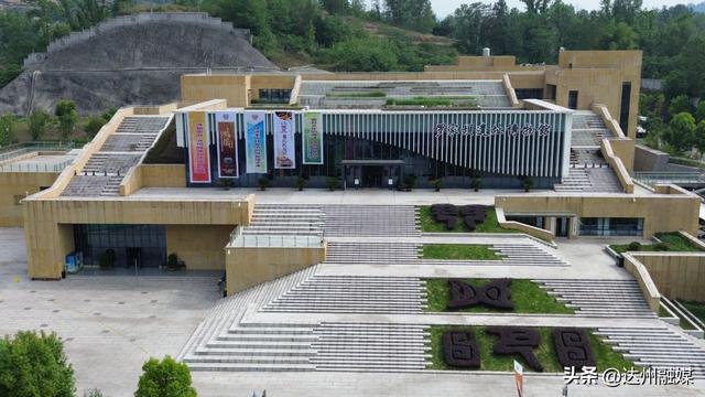 探秘之旅主题线路“打卡”巴文化 冰山雪海激情燃烧罗盘顶