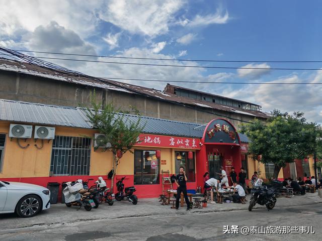 它是泰山下一个小众景点，一条700米巷子，人称泰安“小武康路”