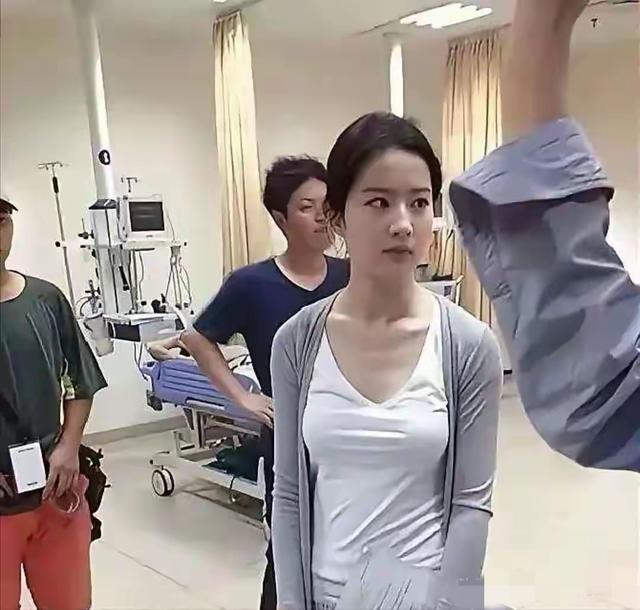 我的天！刘亦菲真人居然长这样？素颜我直接看傻了