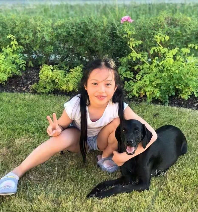 赵薇母女现身北京机场	，15岁女儿一头黄毛，穿搭比50岁妈妈还成熟