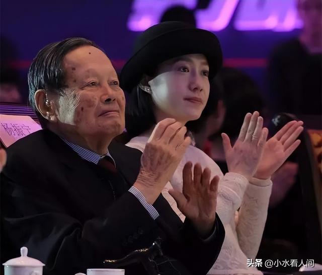 万万没想到，杨振宁去世	，恶心一幕，有人喊她继续照顾杨振宁儿子