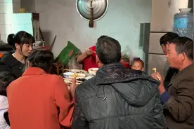 大伯一家四口天天来蹭饭吃，我负气回娘家，几天后他们上门我哭了图片