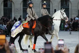 又美又飒！詹娜骑马亮相巴黎，仙女下凡走秀，与坏兔兔甜蜜同框图片