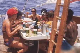 最流氓实验：4男6女海上共度100天，抛弃法律道德，会发生什么？图片