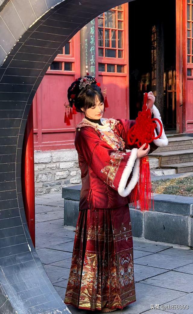 新华社原军事记者陶俊峰泉城美拍——筹备中的迎春花灯