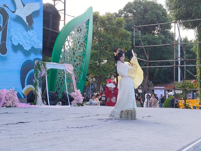 2025.11.22下午，南宁百益上河城举办国风表演，汉服巡游。