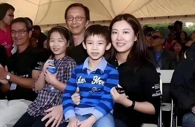 老夫少妻的"残酷现实"，在梁锦松和伏明霞身上展现的淋漓尽致