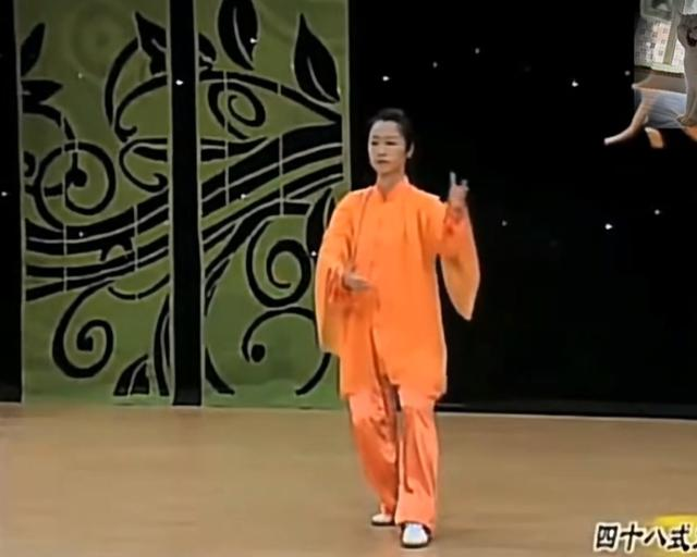 太极拳第二式左搂膝拗步：一招强腰健肾，动作分解与禁忌全解析！