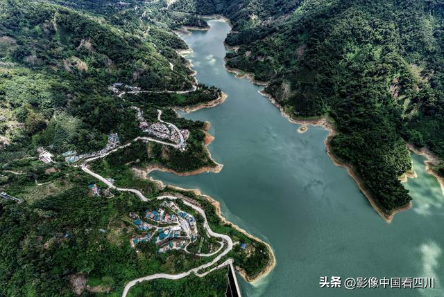 海南五指山：夏日五指山水库