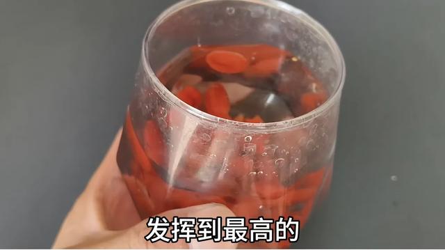 枸杞用陈醋泡2天，作用太厉害了，老一辈人的土方法，看完涨知识