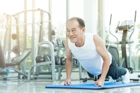60岁以后做俯卧撑能达到这个数，身体健康值得表扬，看看你行吗？图片