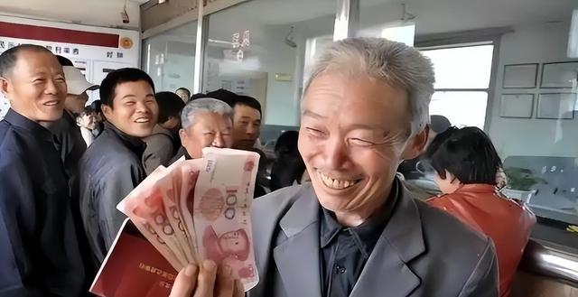 中美俄每月养老金对比：美国一个月1.3万，俄罗斯1692元，中国呢