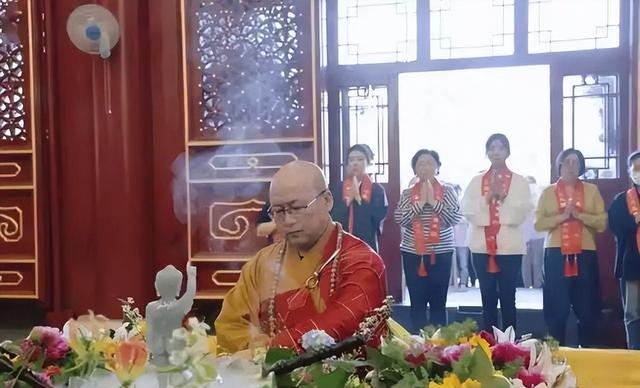 五台山方丈去世4天，恶心一幕出现，生前用度被质疑，捐赠引争议