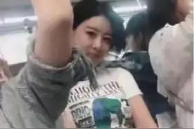 地铁偶遇漂亮小姐姐，偷瞄被发现，好尴尬，网友：是心动的感觉图片